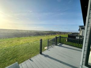 纽基Luxury 3 bedroom Maple View Lodge, Newquay, Cornwall的享有田野景色的房屋阳台