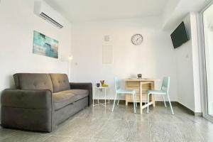 Nea PaphosEv Zin - Modern, cozy, 1 bed, pool, 2 balconies, A105的客厅配有沙发和桌椅