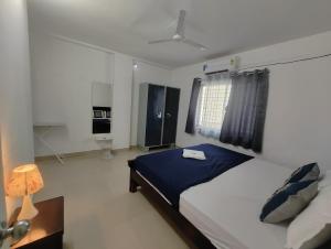 海得拉巴NK Homes - Serviced Apartments的一间卧室设有一张大床和一个窗户。