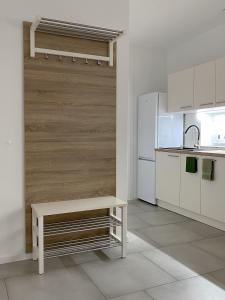 戈雷尼斯卡地区采尔克列The View 22的白色的厨房配有长凳和冰箱