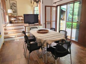卡尔德斯德马拉维亚Casa Caldes de Malavella, 3 dormitorios, 6 personas - ES-209-74的一间带桌椅和电视的用餐室