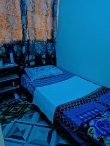 阿布扎比Single Room Near "World Trade Centre&Beach" Abudhabi的蓝色灯的客房内的两张床