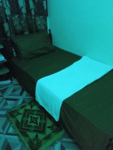 阿布扎比Single Room Near "World Trade Centre&Beach" Abudhabi的一间卧室配有两张蓝色灯床