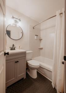East BurkeThe Village Inn的浴室配有卫生间、浴缸和水槽。