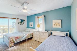 SalvoFloyd's Retreat的卧室设有两张床,拥有蓝色的墙壁和窗户。