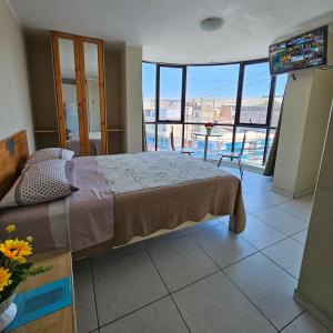 伊洛Hostal Santa Barbara的一间卧室设有一张床和一个美景阳台