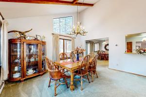 南太浩湖Antler & Pine的一间带木桌和椅子的用餐室