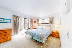 南太浩湖Antler & Pine的一间卧室设有一张床和两个窗户。