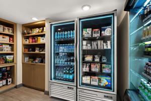隆娜特里Sonesta ES Suites Denver South Park Meadows的商店里装满大量饮品的冰箱