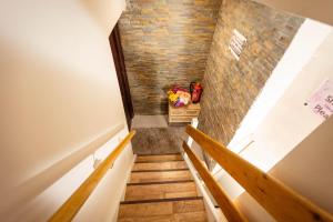曼彻斯特Airstaybnb的砖墙房子的楼梯