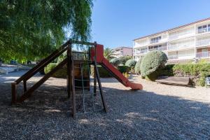 塔拉戈纳Privilegiado-Tarragona-50mPlaya-WIFI-Pool-Relax8的公园里一个带红色滑梯的游乐场