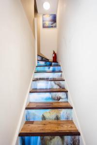曼彻斯特Airstaybnb的墙上挂着一幅画的楼梯