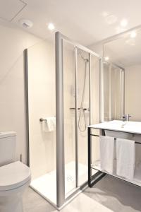 瑞恩斯伊比萨公寓 - 仅限成人的一间浴室