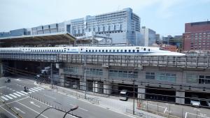 京都MIMARU KYOTO STATION的城市建筑物顶上的火车