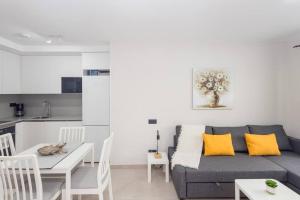 大加那利岛拉斯帕尔马斯Coqueto apartamento cerca playa的客厅配有沙发和桌子
