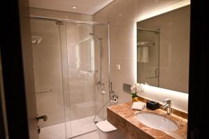 吉达فندق سافوي جدة Savoye Hotel的一间带玻璃淋浴和水槽的浴室