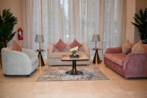 吉达فندق سافوي جدة Savoye Hotel的客厅配有两张沙发和一张咖啡桌