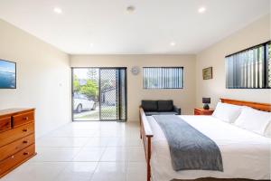 尼尔森湾14A Grafton St - Pet friendly studio with air con and wi-fi的一间卧室配有一张床、一张桌子和一把椅子