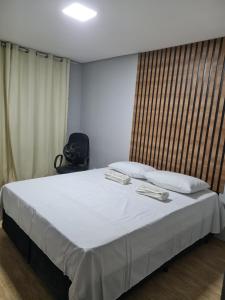 安格拉杜斯雷斯Casa Angra vista pro mar的一间卧室配有一张大床和两个枕头