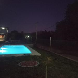 吉亚迪诺镇Mecohue的夜间游泳池,带围栏