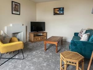 赫姆斯代尔Tigh Na Mara的客厅配有两张沙发和一台电视机