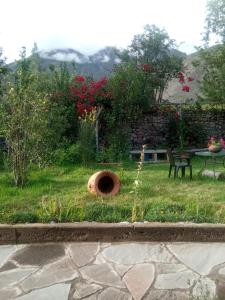 乌鲁班巴Casa de Mama Valle - Urubamba的草地上放狗碗的花园