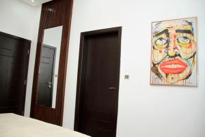 科托努Luxueux Appartement meublé à Cotonou的门旁墙上一幅画