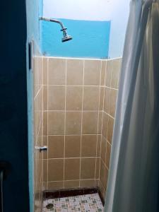 南圣胡安Hostel Rossy的浴室内配有淋浴和头顶淋浴