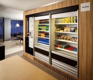鹿特丹鹿特丹中央车站智选假日酒店的冰箱里放着食物和饮料