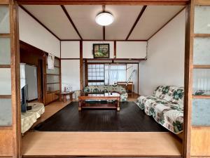 WakamatsuGuest House Island的客厅配有两张沙发和一张桌子