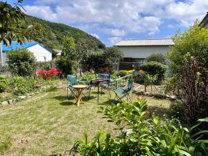 WakamatsuGuest House Island的草地上带桌椅的花园