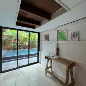 HumaKutum's Wooden House - Private Pool, Breakfast & Cafe的一间设有桌子并享有游泳池景致的客房