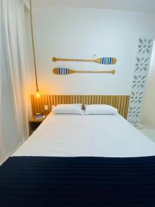 卡莫辛Meditarranee Residence的卧室配有一张挂在墙上的滑雪板床。