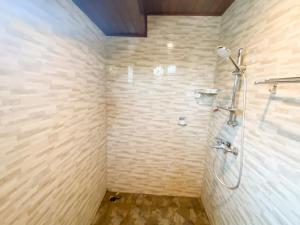 塔巴南Jero Delod Kedungu的砖墙内带淋浴的浴室