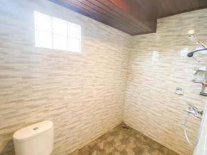 塔巴南Jero Delod Kedungu的一间带卫生间和窗户的浴室