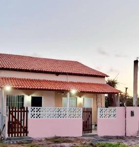 PratigiCasa em Pratigi, Universo Paralelo, Ituberá Ba.的前面有白色围栏的小房子