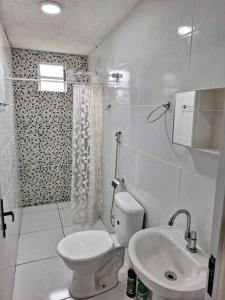 PratigiCasa em Pratigi, Universo Paralelo, Ituberá Ba.的白色的浴室设有卫生间和水槽。