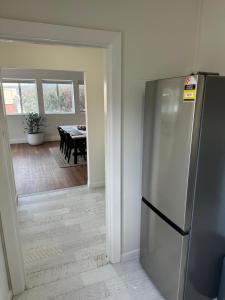 布罗肯希尔Away on Blende Studio Loft的带冰箱的厨房和用餐室