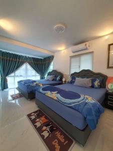 Ban Khao Nam Sap (1)ที่พักนครนายกโฮมสเตย์Ckhouse的一间卧室配有两张带蓝色棉被的床