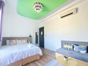 南湾南灣陽光皮小妞 Pii hostel的一间卧室设有一张床和绿色的天花板