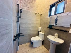 南湾南灣陽光皮小妞 Pii hostel的一间带卫生间和水槽的浴室