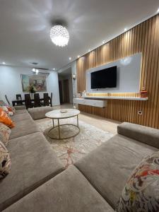 马拉喀什Prestigia Marrakech的带沙发和平面电视的客厅