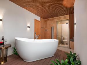 河内MoonLight Tay Ho的浴室内设有大型白色浴缸。