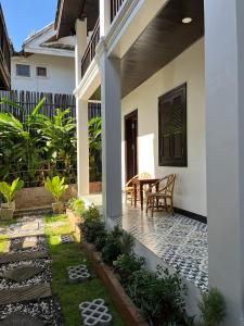 琅勃拉邦Villa Namkhan Heritage的房屋的庭院,配有桌椅
