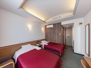 那霸冲绳酒店的酒店客房,设有两张床和一张沙发