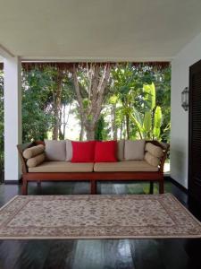 BantarkalapaTerrace Villa - Pelabuhan Ratu的客厅里配有红色枕头的沙发