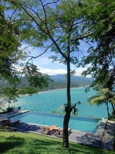 BantarkalapaTerrace Villa - Pelabuhan Ratu的享有水体景致的游泳池