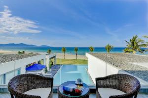岘港Ocean Villa Pool Retreat In Da Nang的阳台享有海滩美景。