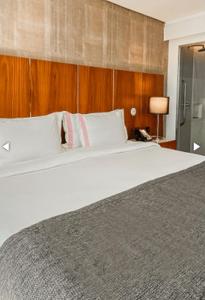 里约热内卢Hotel Nacional RJ - Vista Mar的一张大白色的床,位于酒店客房内