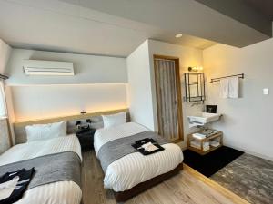 福山福山皇家酒店的酒店客房设有两张床和盥洗盆